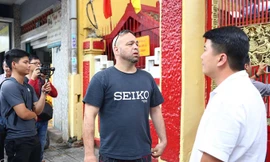 võ sư Flores và những người bạn đã đến đình Nam Chơn vào trưa nay. Ảnh: Vnexpress