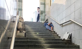Đá cầu thang hầm đường bộ H4 trên đường Phạm Hùng được thay thế bằng đá granite.
