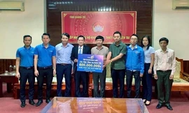 Tập đoàn Bảo Việt trao quà ủng hộ miền Trung