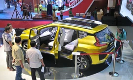 Khách hàng chọn mua xe giá rẻ tại Triển lãm ô tô Việt Nam 2017. Ảnh: Tuấn Nguyễn