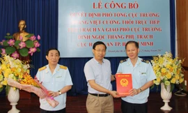 Tổng cục trưởng Nguyễn Văn Cẩn trao 2 quyết định cho ông Hoàng Việt Cường và Đinh Ngọc Thắng 