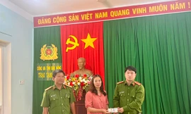 Nhặt được tiền rơi tại toà án, cán bộ công an trả lại cho luật sư