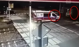 Kết đắng khi lái xe vượt rào chắn tàu đã đóng