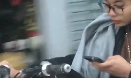 VIDEO: Cô gái vừa bấm điện thoại, vừa gác chân chạy xe trên đường