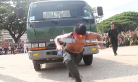 Chiến sĩ cảnh sát cơ động kéo xe tải hơn 4 tấn