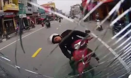 Xe máy đấu đầu xe tải, tài xế ngất tại chỗ