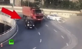 Ô tô vào cua khiến 2 mẹ con văng ra đường, suýt bị xe tải cán qua