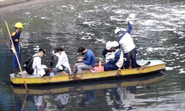 Lấy mẫu giám định nước sông Tô Lịch sau 3 ngày lắp máy nano