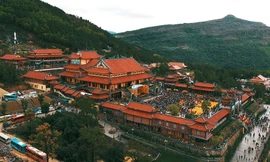 Video: Sự hoành tráng của ngôi chùa nghi vấn truyền bá vong báo oán