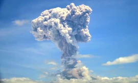 Núi lửa thức giấc, phun tro bụi cao 2.000 m ở Indonesia