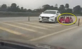 Thêm một gia đình dừng xe ô tô giữa đường cao tốc để ăn uống