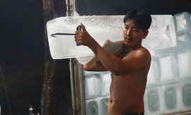 Nghề vác đá lạnh xuyên đêm ở chợ đầu mối lớn nhất Sài Gòn