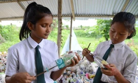 Trường thu học phí bằng rác thải