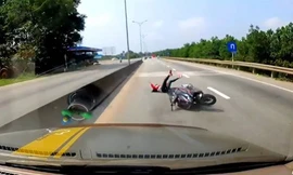 Tránh xe khách đang dừng, cô gái đi xe máy ngã vào đầu ôtô