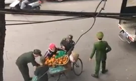 Tổ công tác tịch thu hoa quả của người bán rong