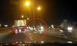 Clip: Hàng loạt xe máy đi ngược chiều vào làn ôtô trên cầu Bình Triệu