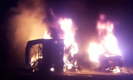 Xe buýt bốc cháy ngùn ngụt sau va chạm với xe tải, 26 người chết