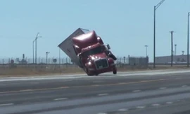 Gió giật mạnh lật đổ xe đầu kéo trên đường cao tốc