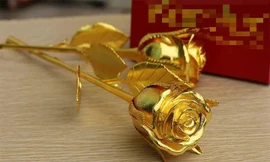 Quà 8/3 sang chảnh: Hoa hồng vàng đính kim cương giá 250 triệu đồng