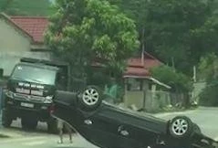 Ôtô mất lái lao xuống rãnh nước rồi lật phơi bụng trên đường