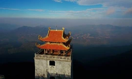 Cận cảnh ngôi chùa Việt uy nghiêm trên đỉnh Đông Dương