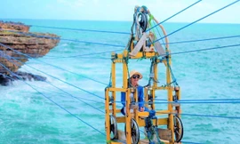 Ngồi cáp treo gỗ băng qua biển sóng dữ dội ở Indonesia