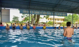 Chi hơn 7 tỷ đồng lắp đặt bể bơi thông minh, dạy miễn phí cho trẻ em