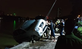 Video: Cảnh sát dùng xe thang trục vớt ô tô 4 chỗ lao xuống hồ Linh Đàm