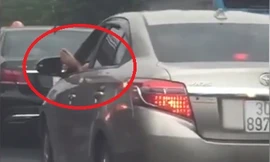 Giật mình cảnh tài xế vừa lái xe vừa gác chân lên cửa tại Hà Nội