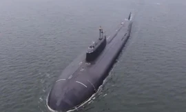 Tàu ngầm hạt nhân Omsk phóng tên lửa diệt mục tiêu cách 350 km