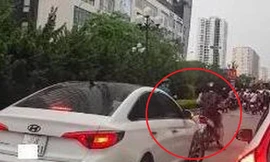 Người đàn ông nước ngoài chặn không cho ô tô đi vào đường BRT ở Hà Nội