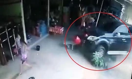 Xe bán tải tông thẳng vào cửa hàng, suýt gây tai nạn nghiêm trọng