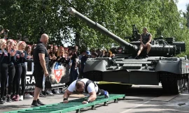 Nhóm lực sĩ gồng mình kéo xe tăng T-80 tại Nga