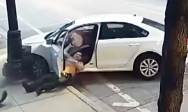 Ôtô chạy trốn kéo lê cảnh sát