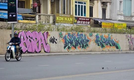 Video: Con đường hơn 300 tỷ đồng ở Hà Nội ngập tràn hình ảnh vẽ tự phát