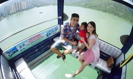 Cáp treo đáy kính khiến khách 'tim đập chân run' ở Hong Kong