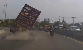 Giây phút kinh hoàng của anh chàng lái xe máy suýt bị xe container đè bẹp