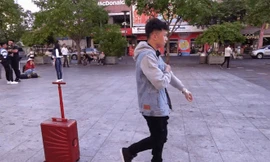 Vali tự động di chuyển theo chủ ở Việt Nam