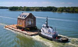 Tòa nhà cổ 400 tấn được vận chuyển trên sông