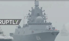 Khinh hạm Đô đốc Groshkov của Nga tiến vào Thanh Đảo, Trung Quốc