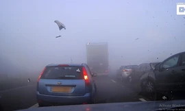 Clip: Khoảnh khắc 10 ô tô đâm nhau liên hoàn do sương mù dày đặc