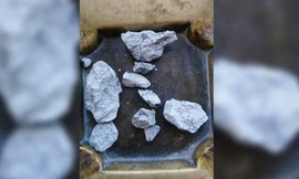 Thiên thạch nổ tung thành từng mảnh vụn rồi văng xuống như mưa 