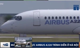 Máy bay Airbus A220 biểu diễn trên trời Hà Nội