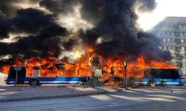 VIDEO: Xe buýt phát nổ như phim hành động chỉ vì tài xế bất cẩn