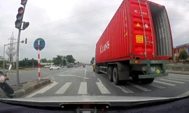 Container vượt đèn đỏ ngay giao lộ gây bức xúc