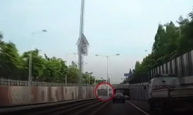 Kinh hãi cảnh ô tô mất lái tông lan can lao xuống từ cầu vượt