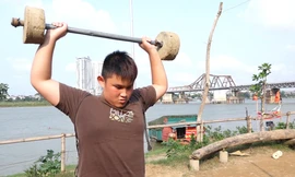 Sân tập thể hình làm từ vật liệu tái chế dưới chân cầu Long Biên