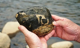 Thú sưu tầm những viên đá lạ dọc bờ suối ở Quảng Ngãi