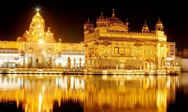 Ngôi đền thiêng dát vàng giữa hồ nước Ấn Độ
