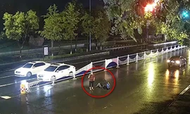 Đứng với nạn nhân giữa đường, tài xế gây tai nạn bị ôtô đâm văng lên trời